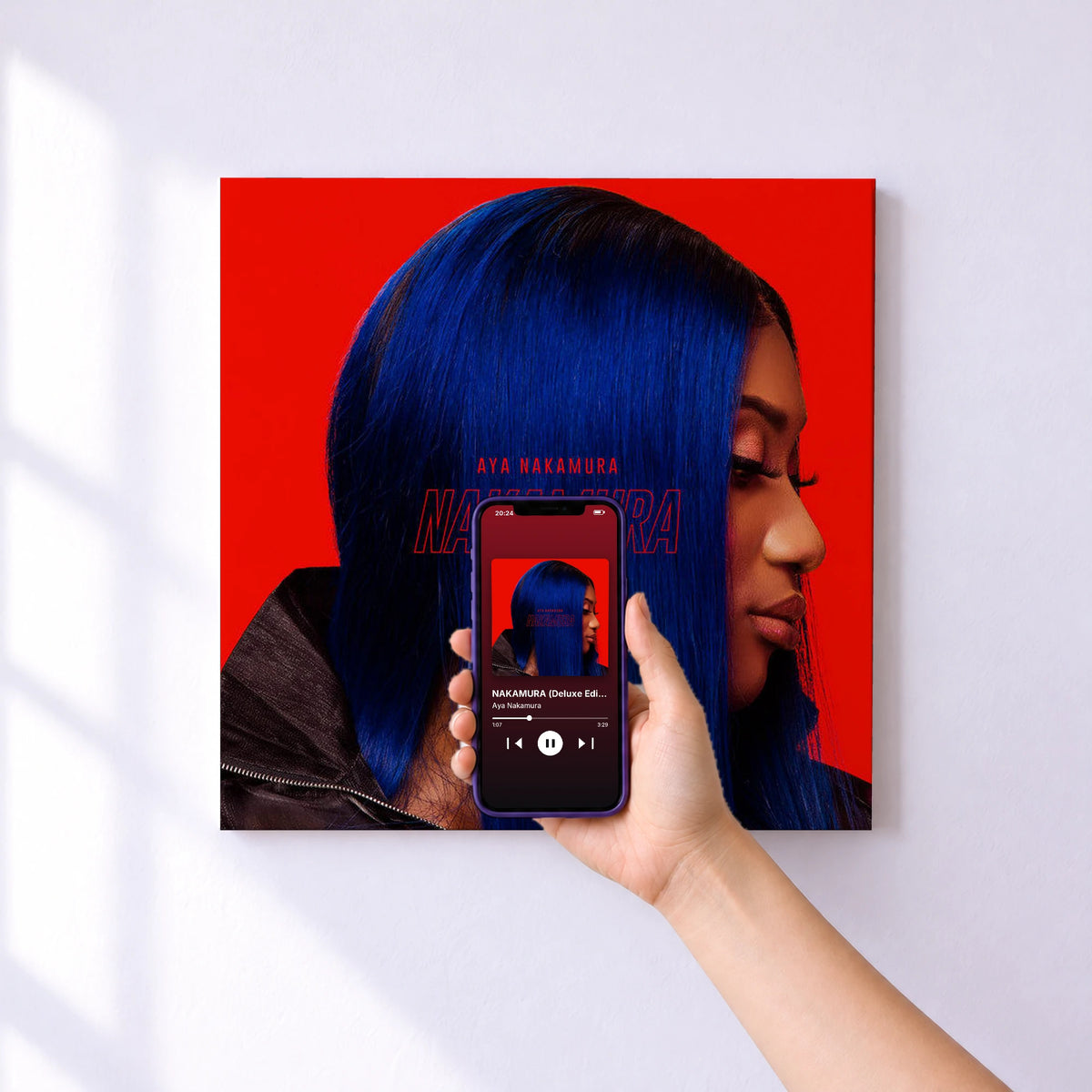 Affiche connectée NAKAMURA (Deluxe Edition) de Aya Nakamura au mur : l'album se lance en approchant le téléphone