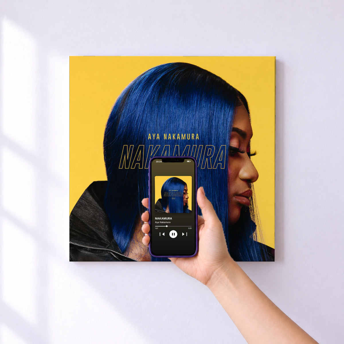 Affiche connectée NAKAMURA de Aya Nakamura au mur : l'album se lance en approchant le téléphone