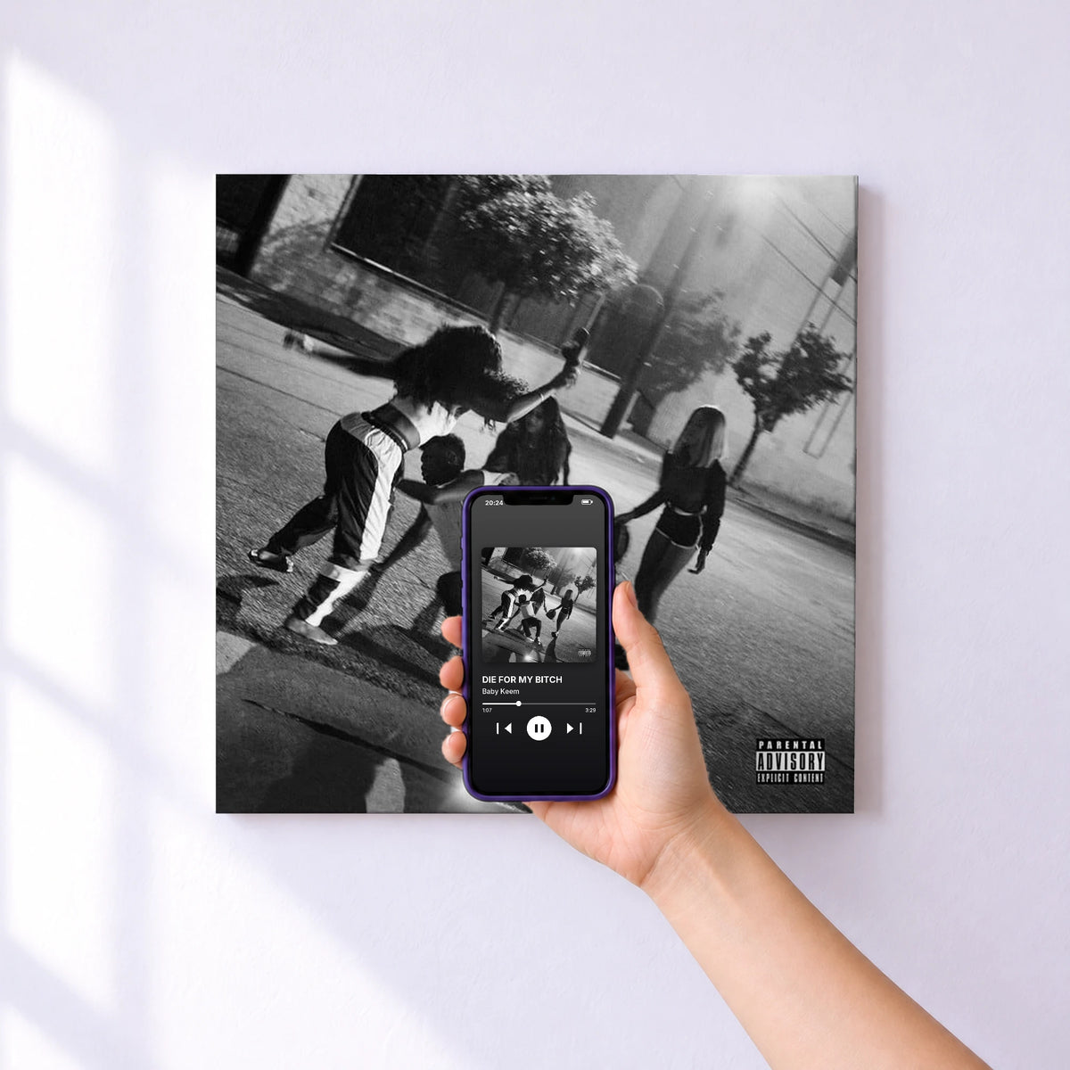 Affiche connectée DIE FOR MY BITCH de Baby Keem au mur : l'album se lance en approchant le téléphone