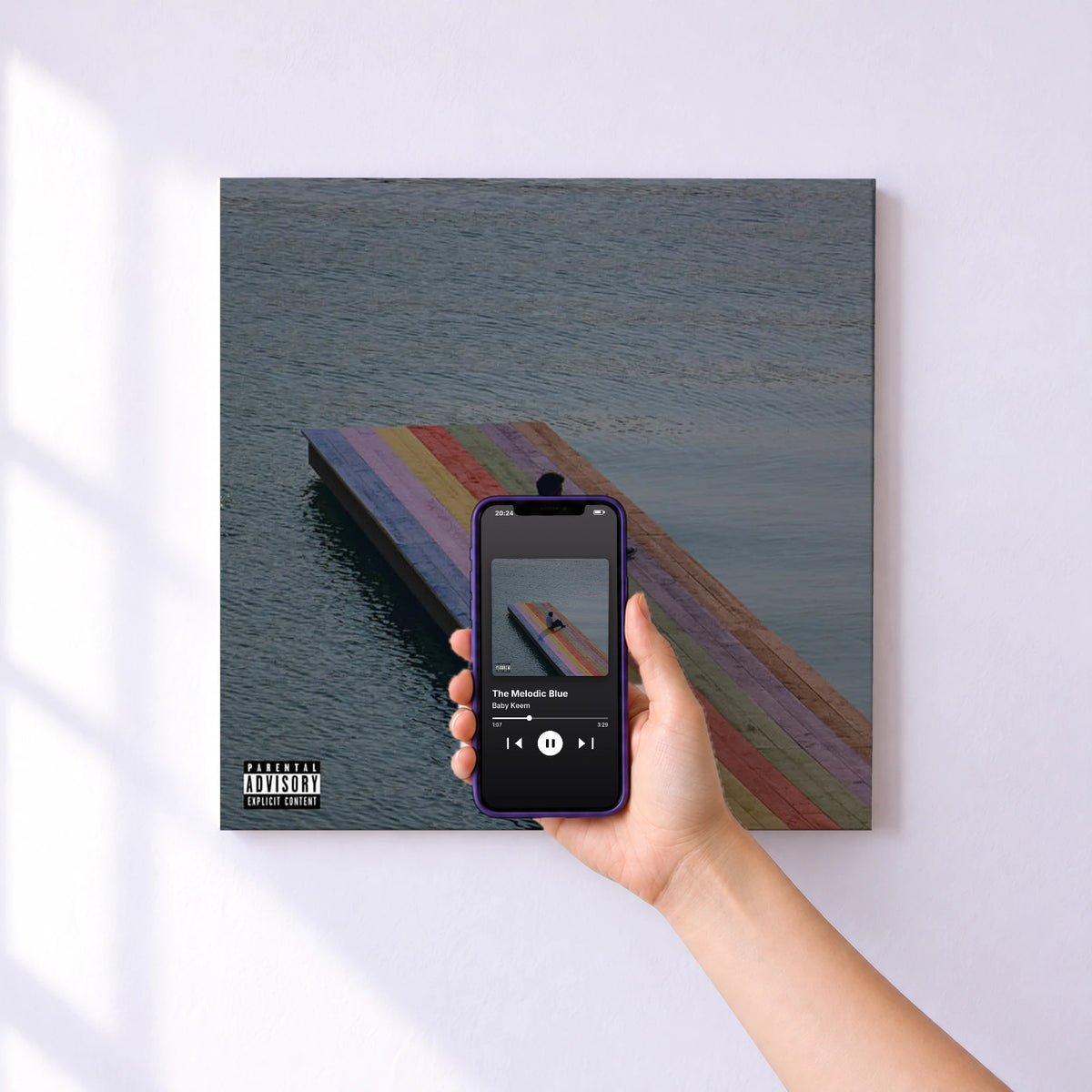 Affiche connectée The Melodic Blue de Baby Keem au mur : l'album se lance en approchant le téléphone
