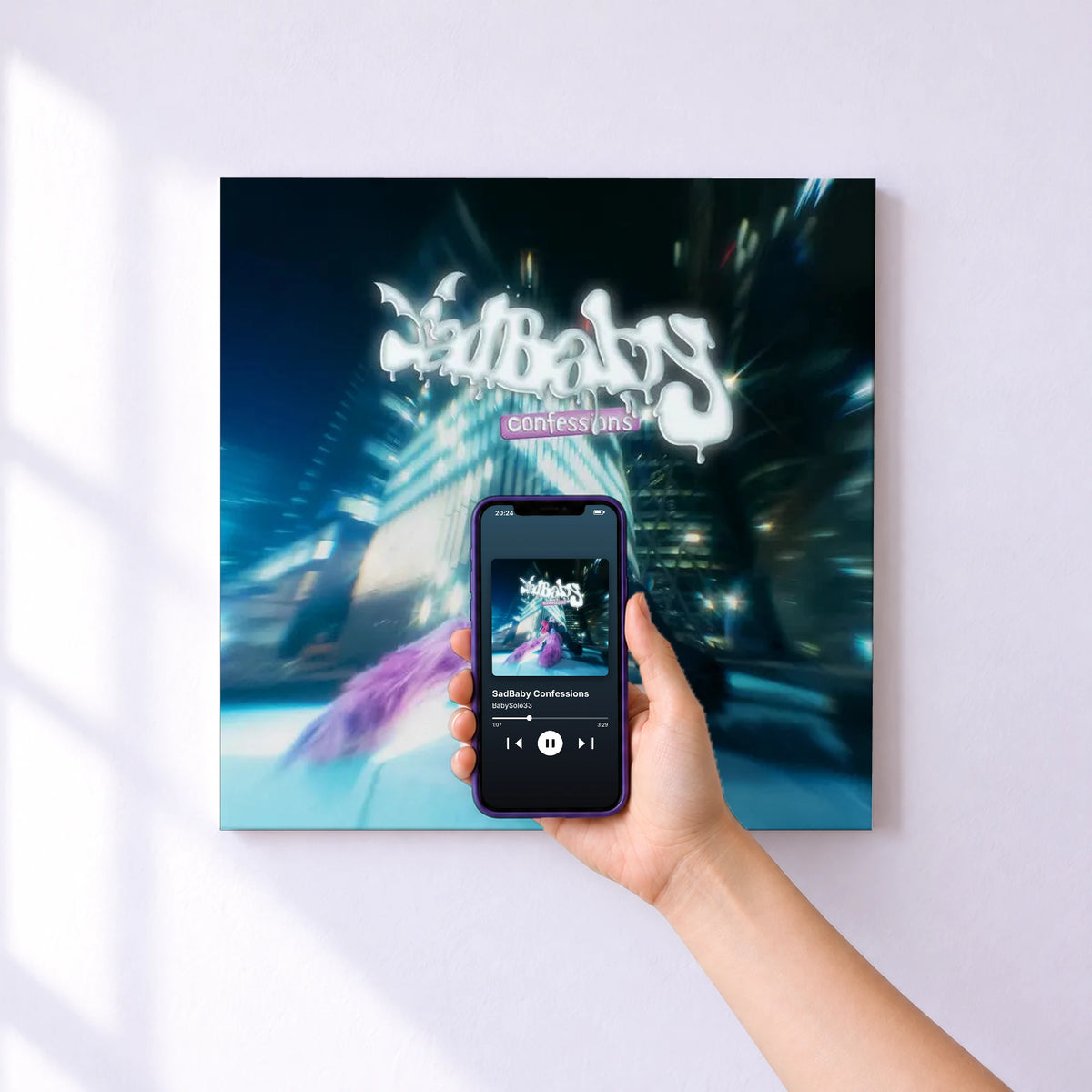 Affiche connectée SadBaby Confessions de BabySolo33 au mur : l'album se lance en approchant le téléphone
