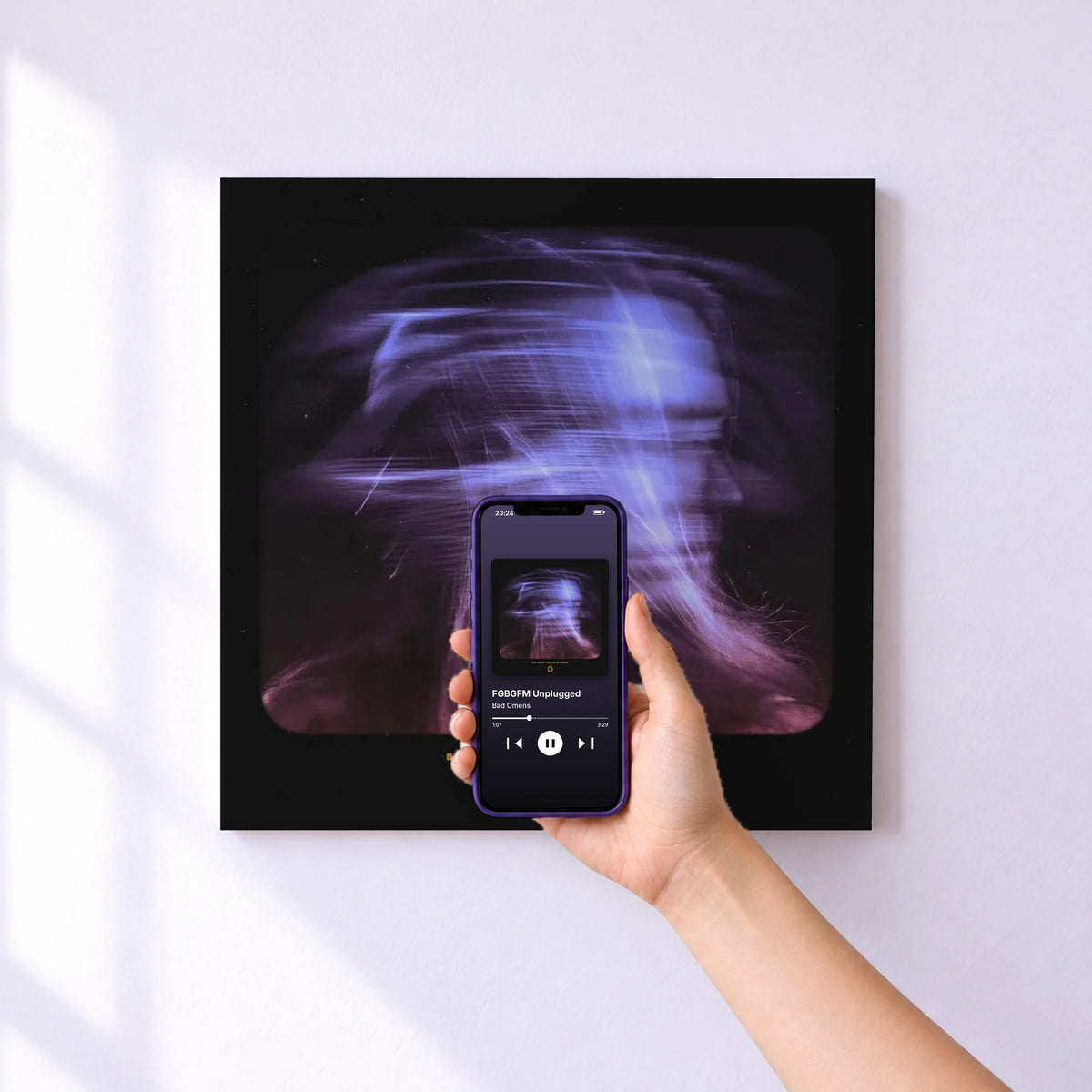 Affiche connectée FGBGFM Unplugged de Bad Omens au mur : l'album se lance en approchant le téléphone