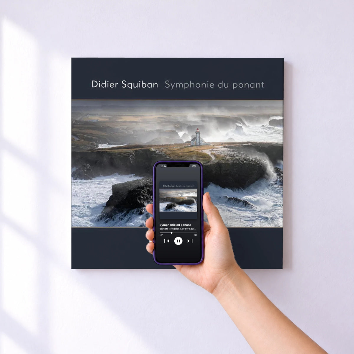 Affiche connectée Symphonie du ponant de Baptiste Trotignon & Didier Squiban au mur : l'album se lance en approchant le téléphone