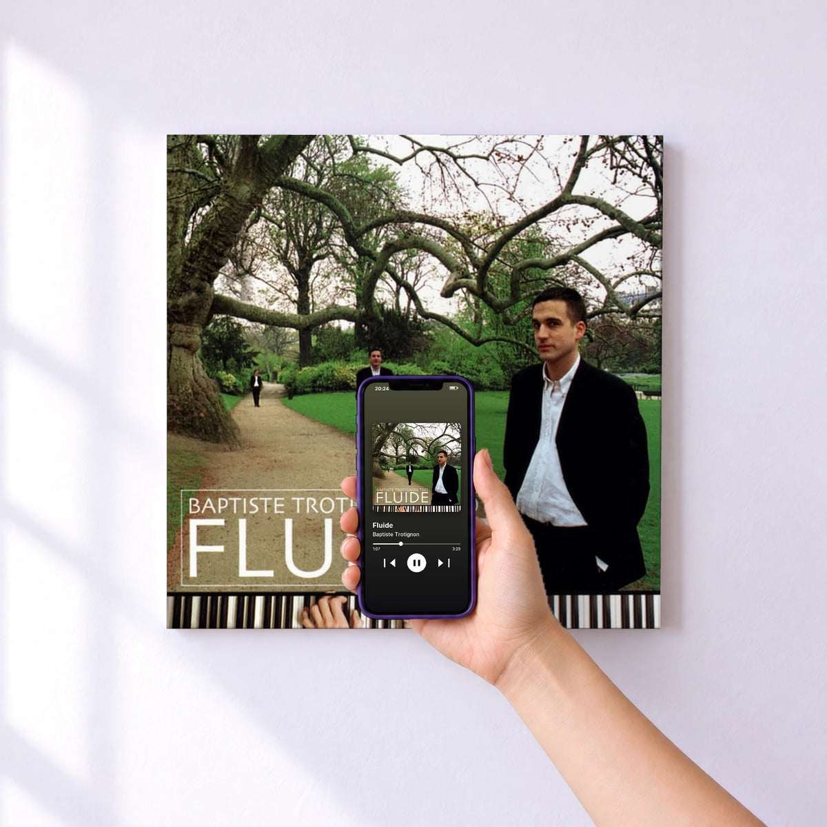 Affiche connectée Fluide de Baptiste Trotignon au mur : l'album se lance en approchant le téléphone