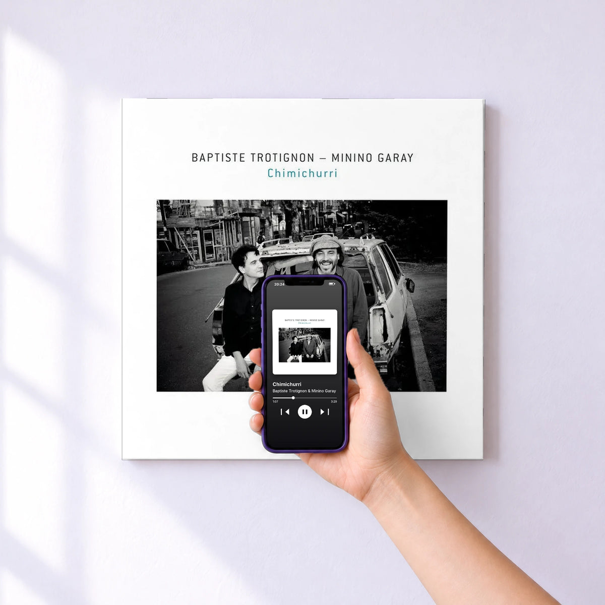 Affiche connectée Chimichurri de Baptiste Trotignon & Minino Garay au mur : l'album se lance en approchant le téléphone