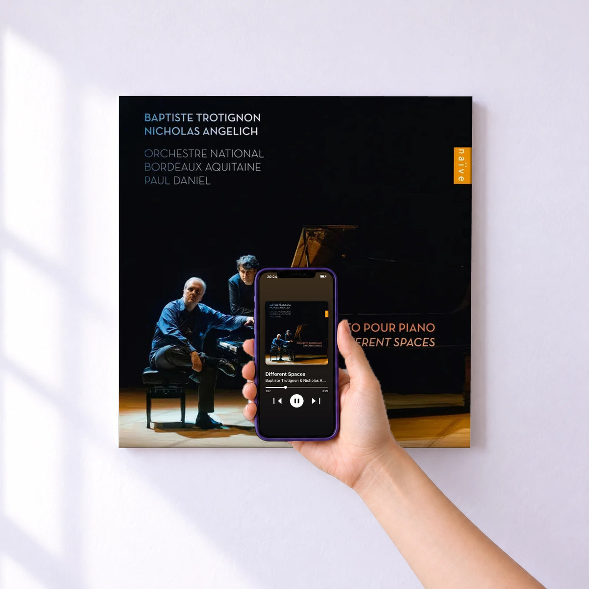Affiche connectée Different Spaces de Baptiste Trotignon & Nicholas Angelich au mur : l'album se lance en approchant le téléphone