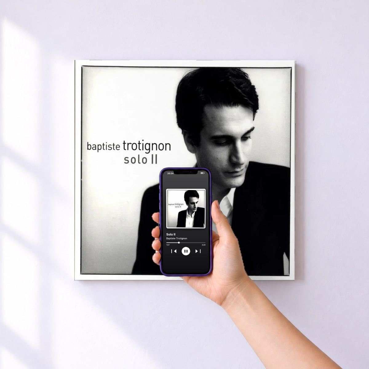 Affiche connectée Solo II de Baptiste Trotignon au mur : l'album se lance en approchant le téléphone