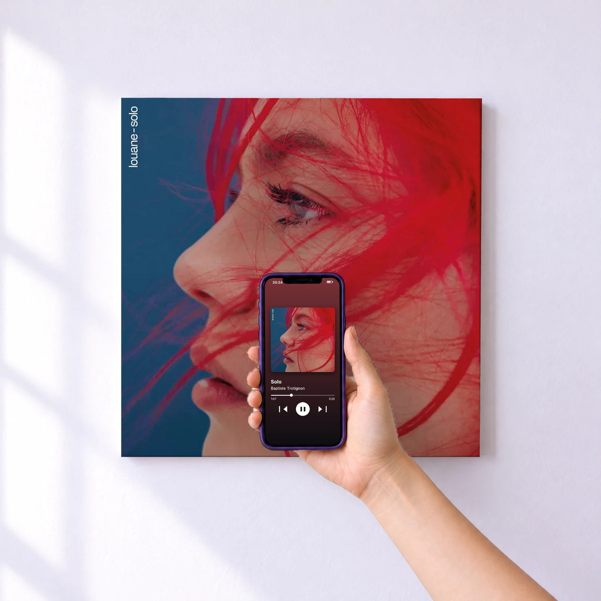 Affiche connectée Solo de Baptiste Trotignon au mur : l'album se lance en approchant le téléphone