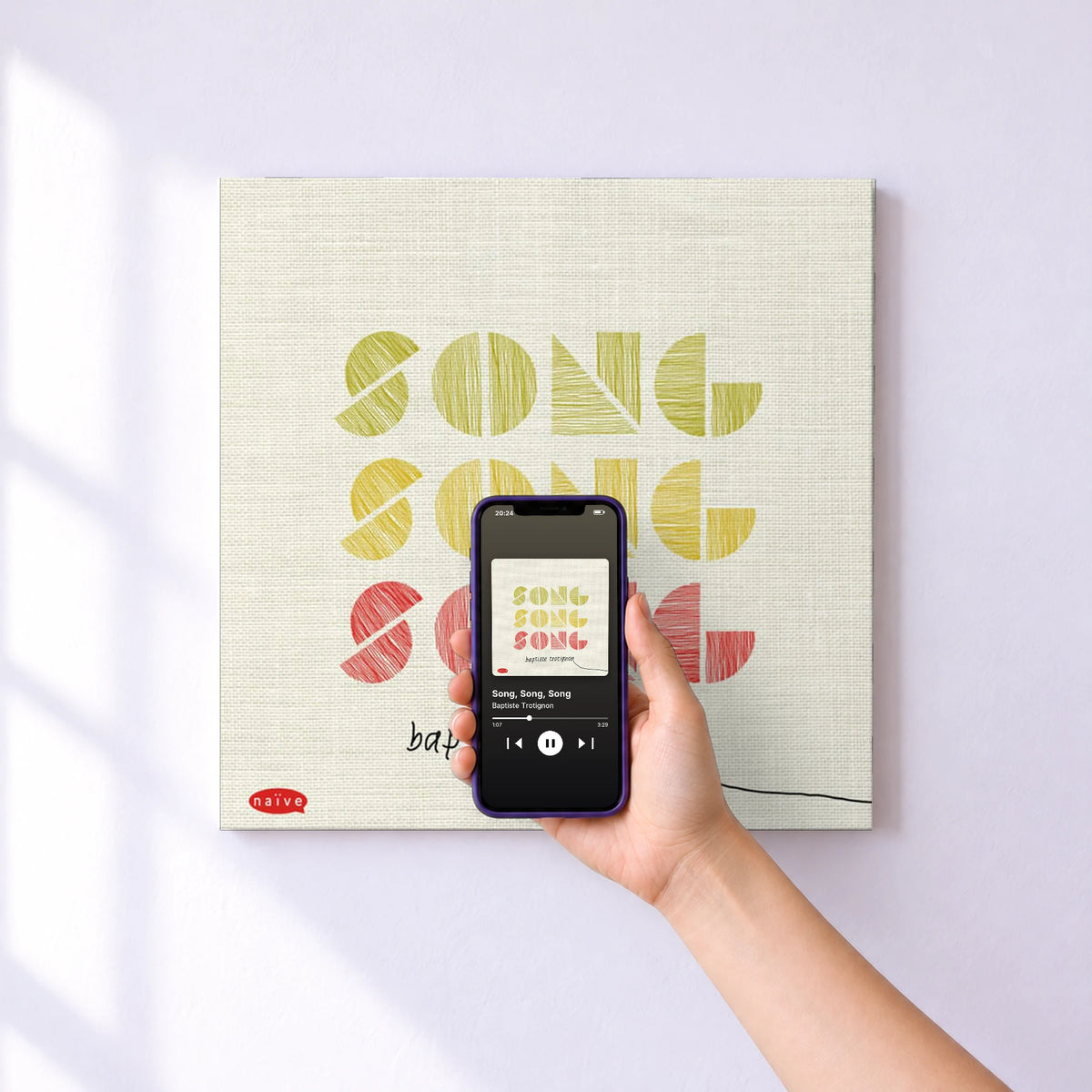 Affiche connectée Song, Song, Song de Baptiste Trotignon au mur : l'album se lance en approchant le téléphone