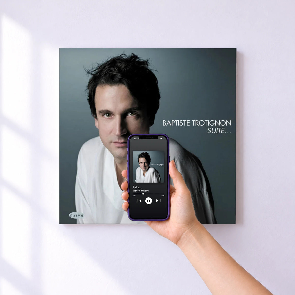 Affiche connectée Suite... de Baptiste Trotignon au mur : l'album se lance en approchant le téléphone