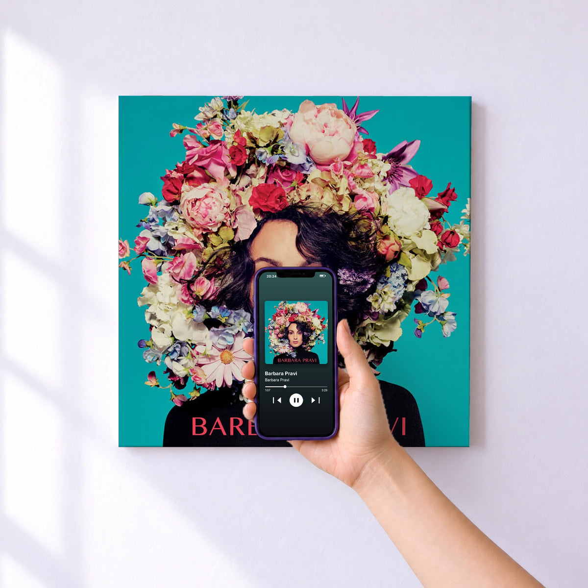 Affiche connectée Barbara Pravi de Barbara Pravi au mur : l'album se lance en approchant le téléphone