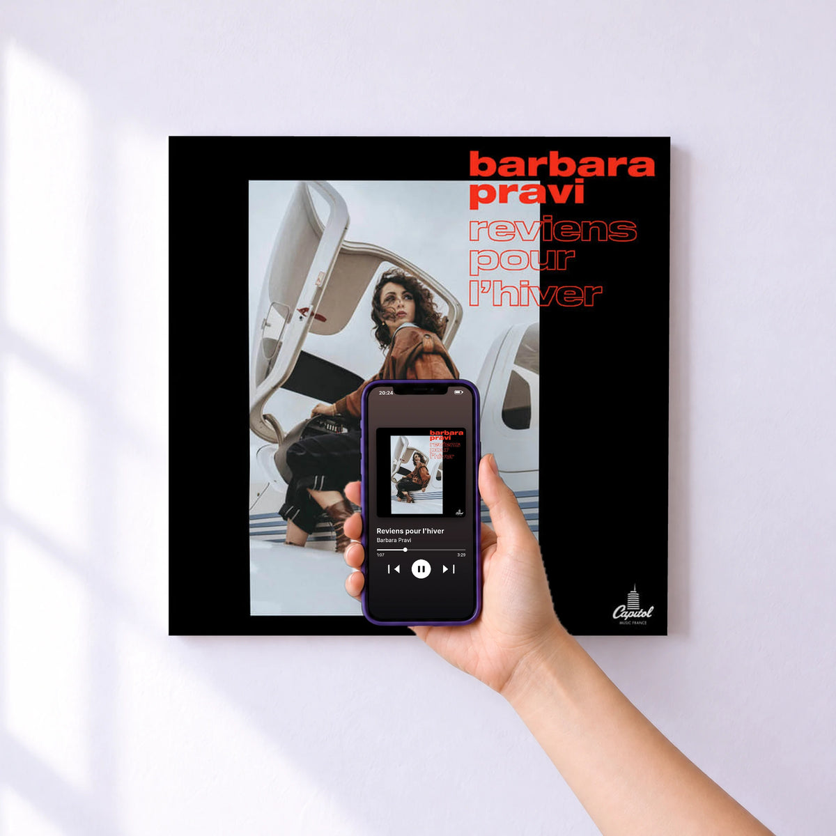Affiche connectée Reviens pour l'hiver de Barbara Pravi au mur : l'album se lance en approchant le téléphone