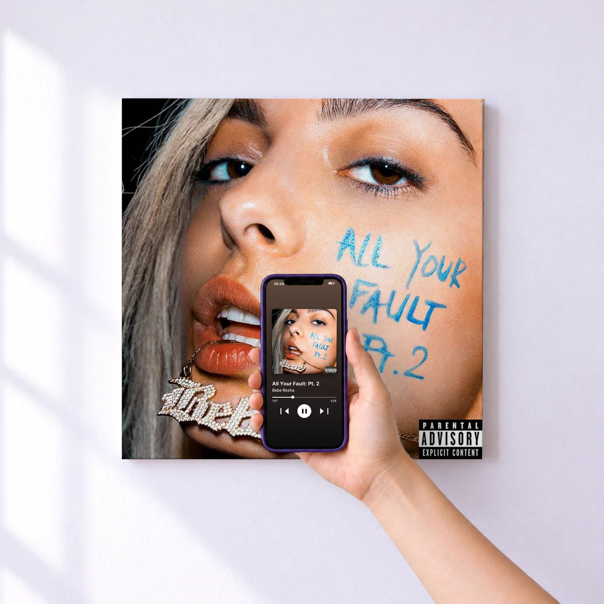 Affiche connectée All Your Fault: Pt. 2 de Bebe Rexha au mur : l'album se lance en approchant le téléphone
