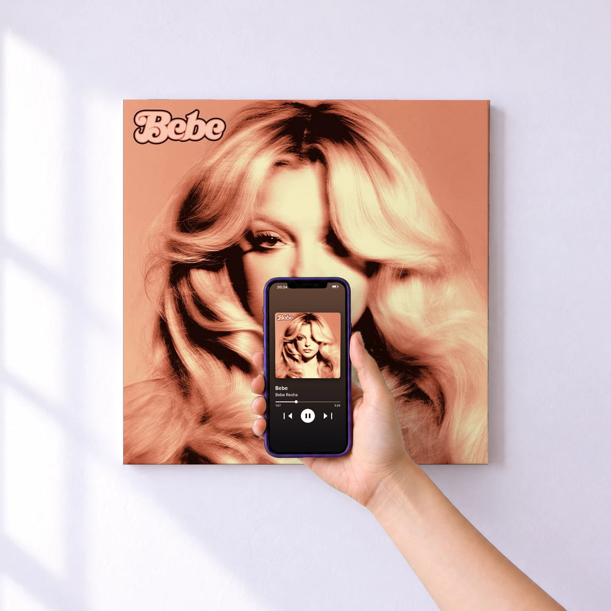 Affiche connectée Bebe de Bebe Rexha au mur : l'album se lance en approchant le téléphone