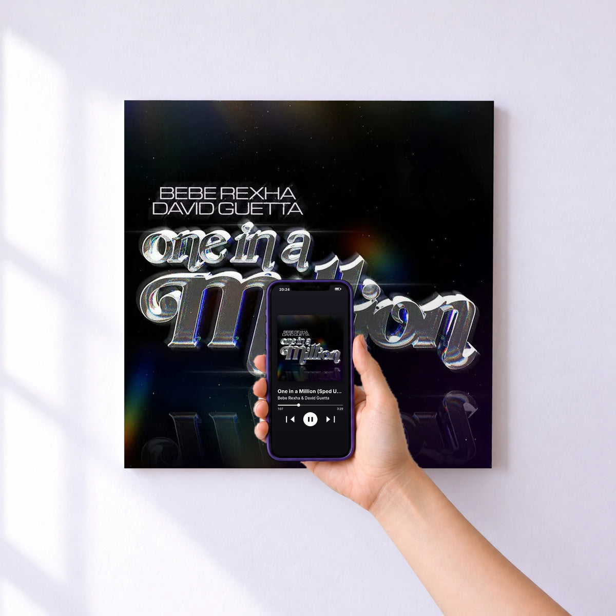 Affiche connectée One in a Million (Sped Up/Slowed Down) de Bebe Rexha & David Guetta au mur : l'album se lance en approchant le téléphone