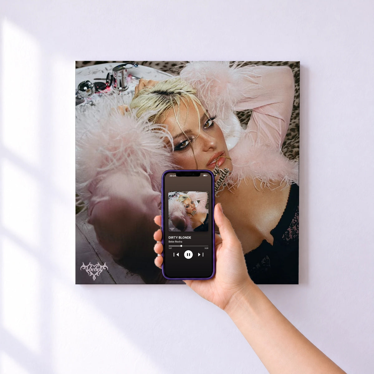 Affiche connectée DIRTY BLONDE de Bebe Rexha au mur : l'album se lance en approchant le téléphone