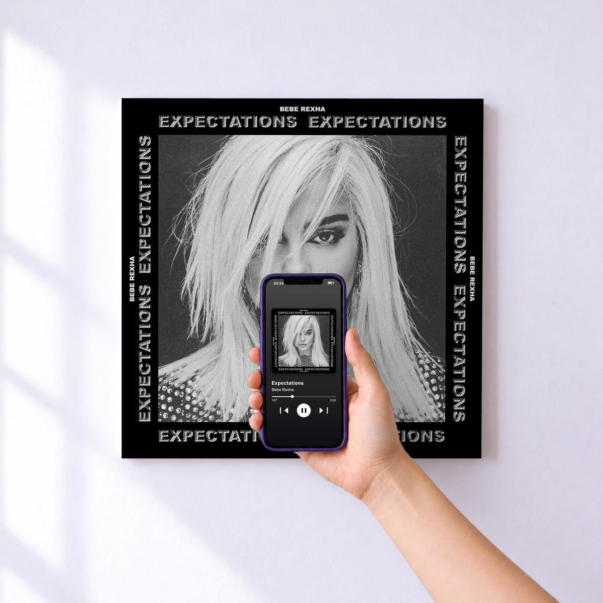 Affiche connectée Expectations de Bebe Rexha au mur : l'album se lance en approchant le téléphone