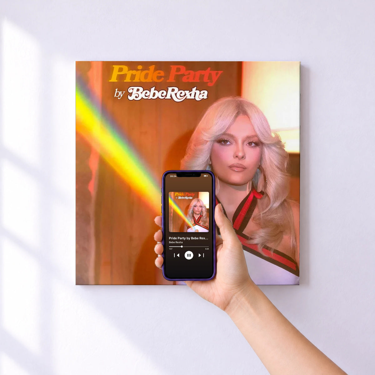 Affiche connectée Pride Party by Bebe Rexha de Bebe Rexha au mur : l'album se lance en approchant le téléphone
