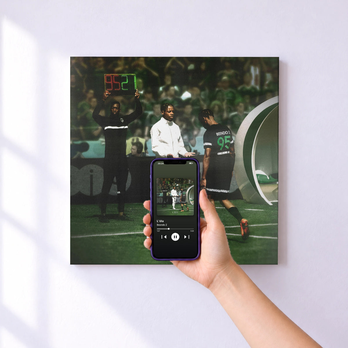 Affiche connectée L'élu de Beendo Z au mur : l'album se lance en approchant le téléphone