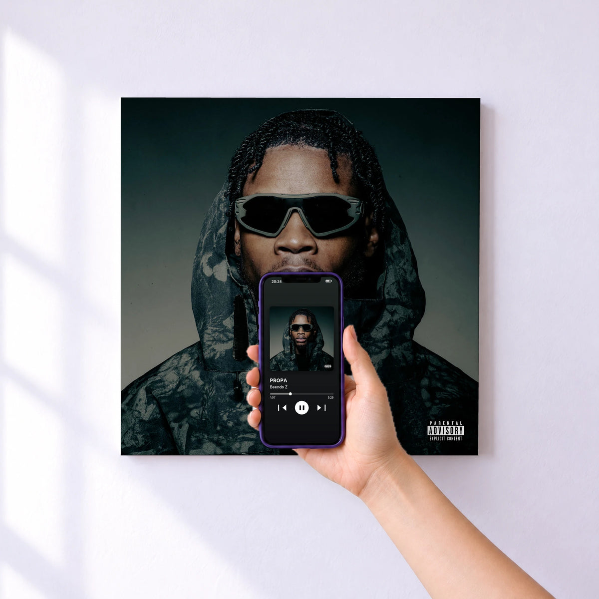 Affiche connectée PROPA de Beendo Z au mur : l'album se lance en approchant le téléphone