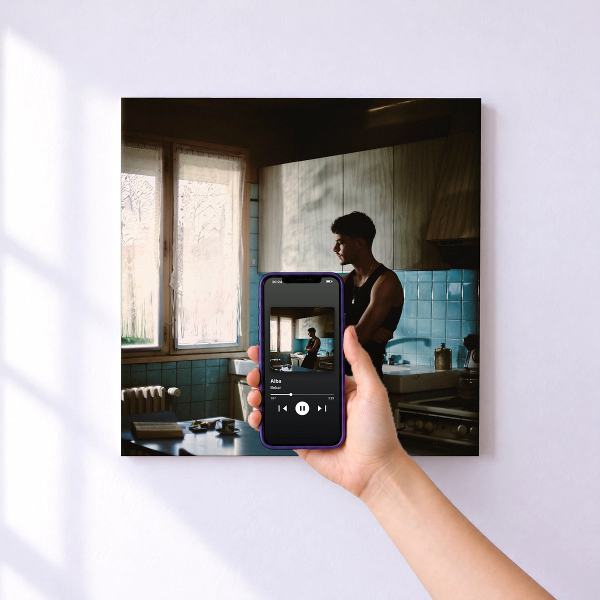 Affiche connectée Alba de Bekar au mur : l'album se lance en approchant le téléphone