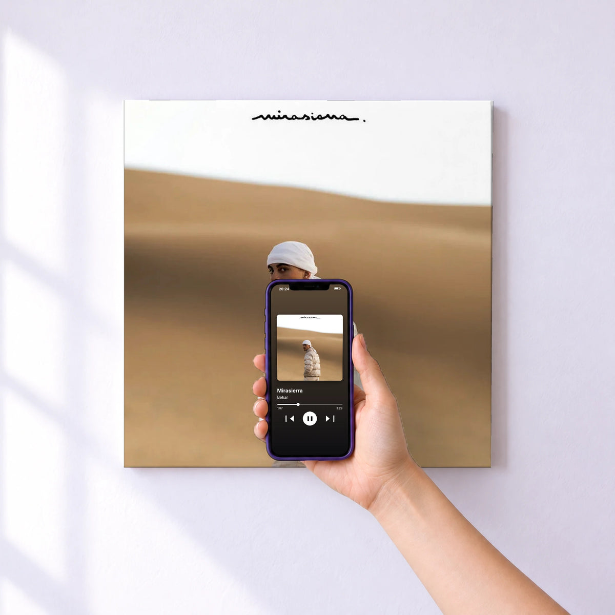 Affiche connectée Mirasierra de Bekar au mur : l'album se lance en approchant le téléphone