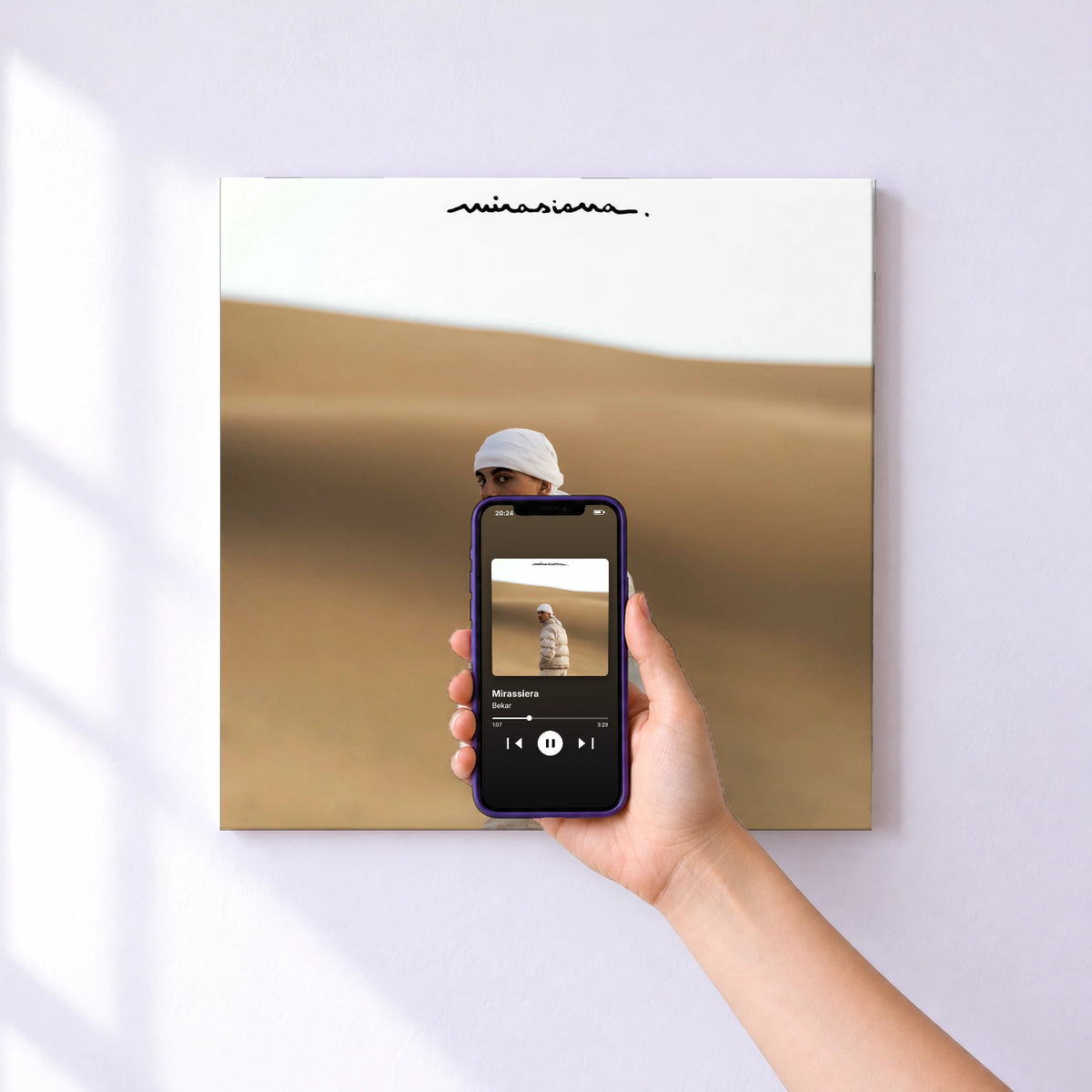 Affiche connectée Mirassiera de Bekar au mur : l'album se lance en approchant le téléphone