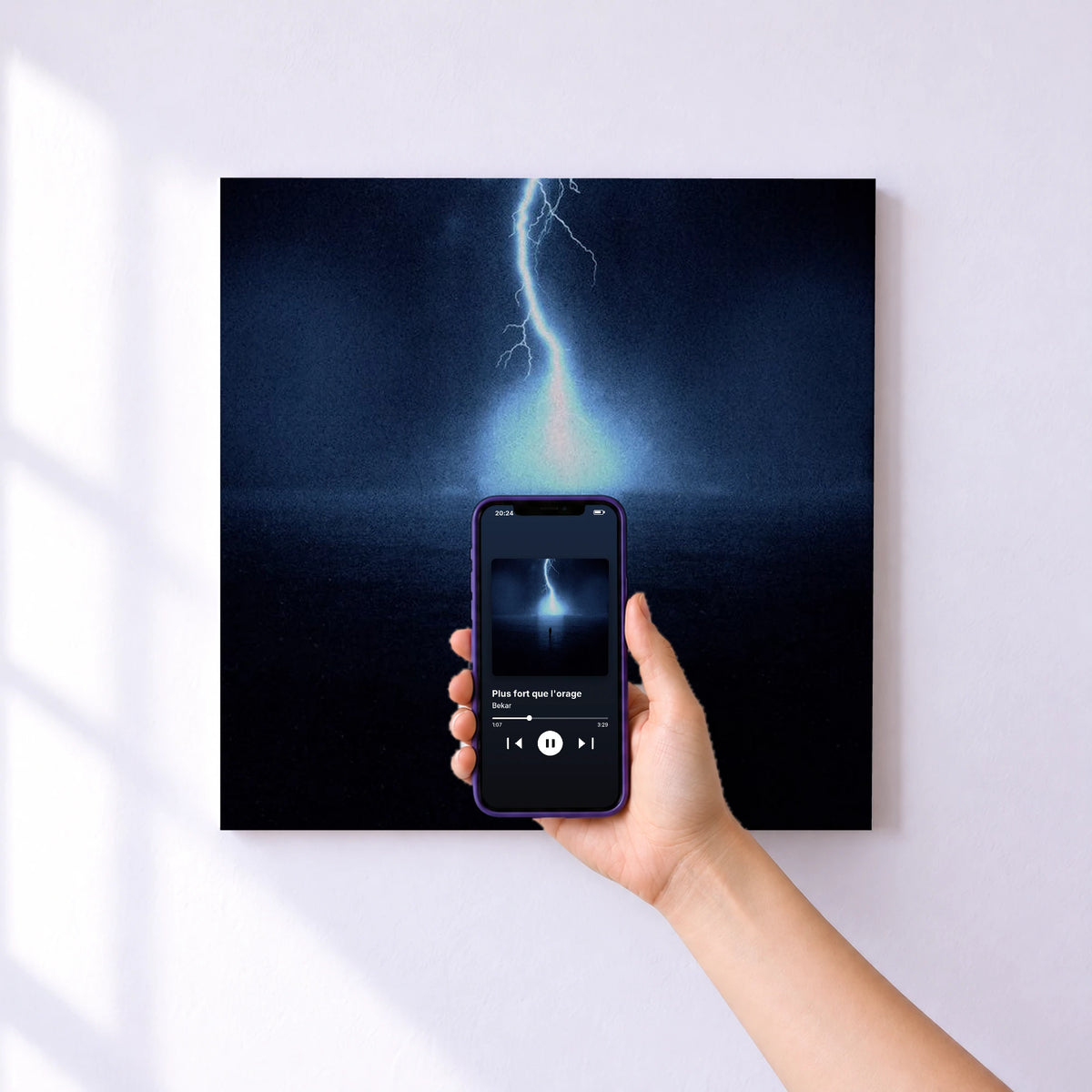 Affiche connectée Plus fort que l'orage de Bekar au mur : l'album se lance en approchant le téléphone