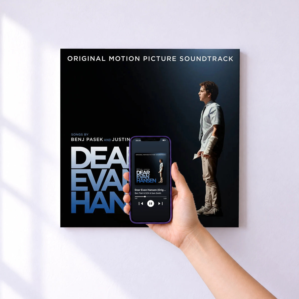 Affiche connectée Dear Evan Hansen (Original Motion Picture Soundtrack) de Ben Platt & SZA & Sam Smith au mur : l'album se lance en approchant le téléphone