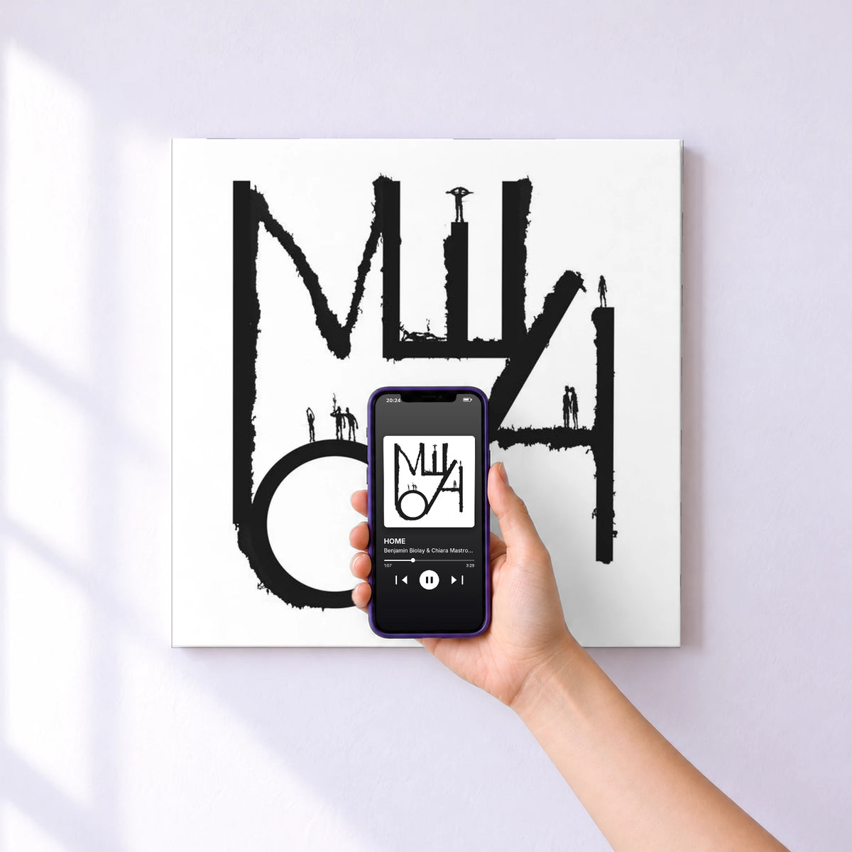 Affiche connectée HOME de Benjamin Biolay & Chiara Mastroianni au mur : l'album se lance en approchant le téléphone