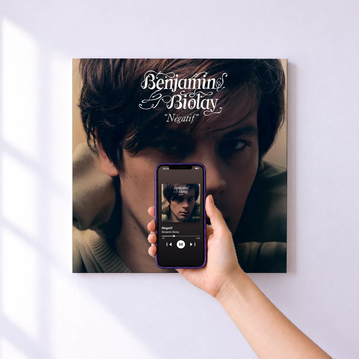 Affiche connectée Négatif de Benjamin Biolay au mur : l'album se lance en approchant le téléphone