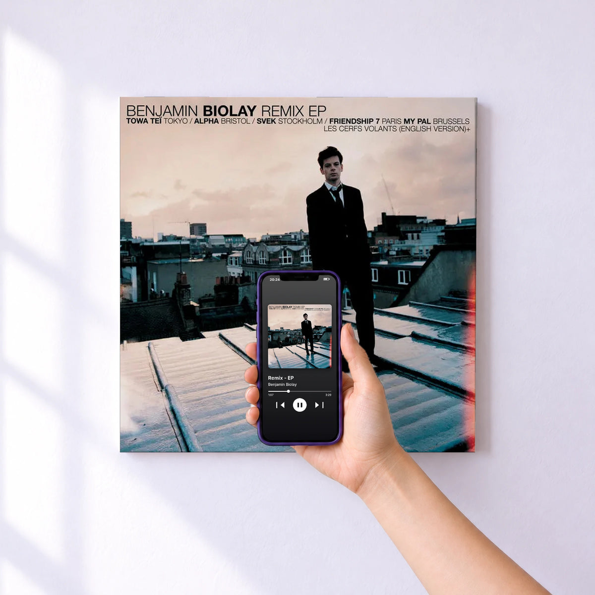 Affiche connectée Remix - EP de Benjamin Biolay au mur : l'album se lance en approchant le téléphone