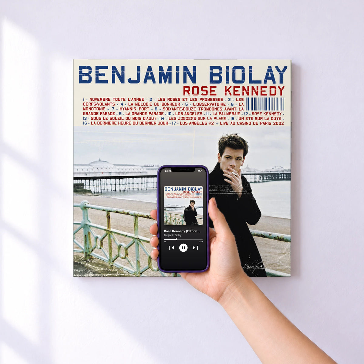 Affiche connectée Rose Kennedy (Edition Deluxe) de Benjamin Biolay au mur : l'album se lance en approchant le téléphone