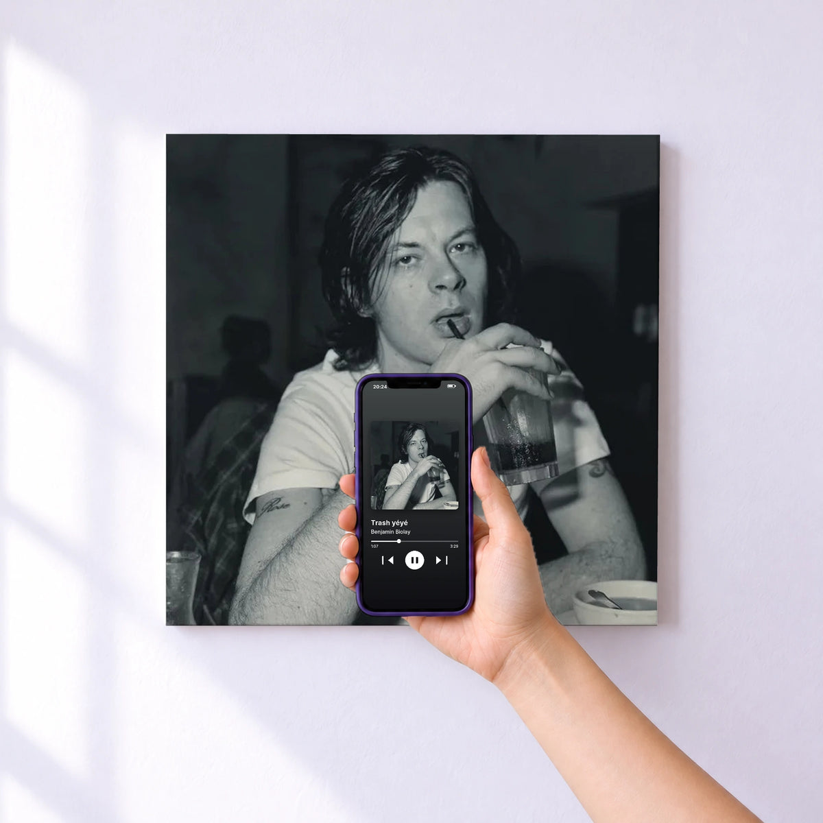 Affiche connectée Trash yéyé de Benjamin Biolay au mur : l'album se lance en approchant le téléphone