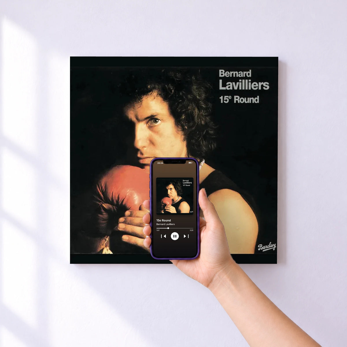 Affiche connectée 15e Round de Bernard Lavilliers au mur : l'album se lance en approchant le téléphone