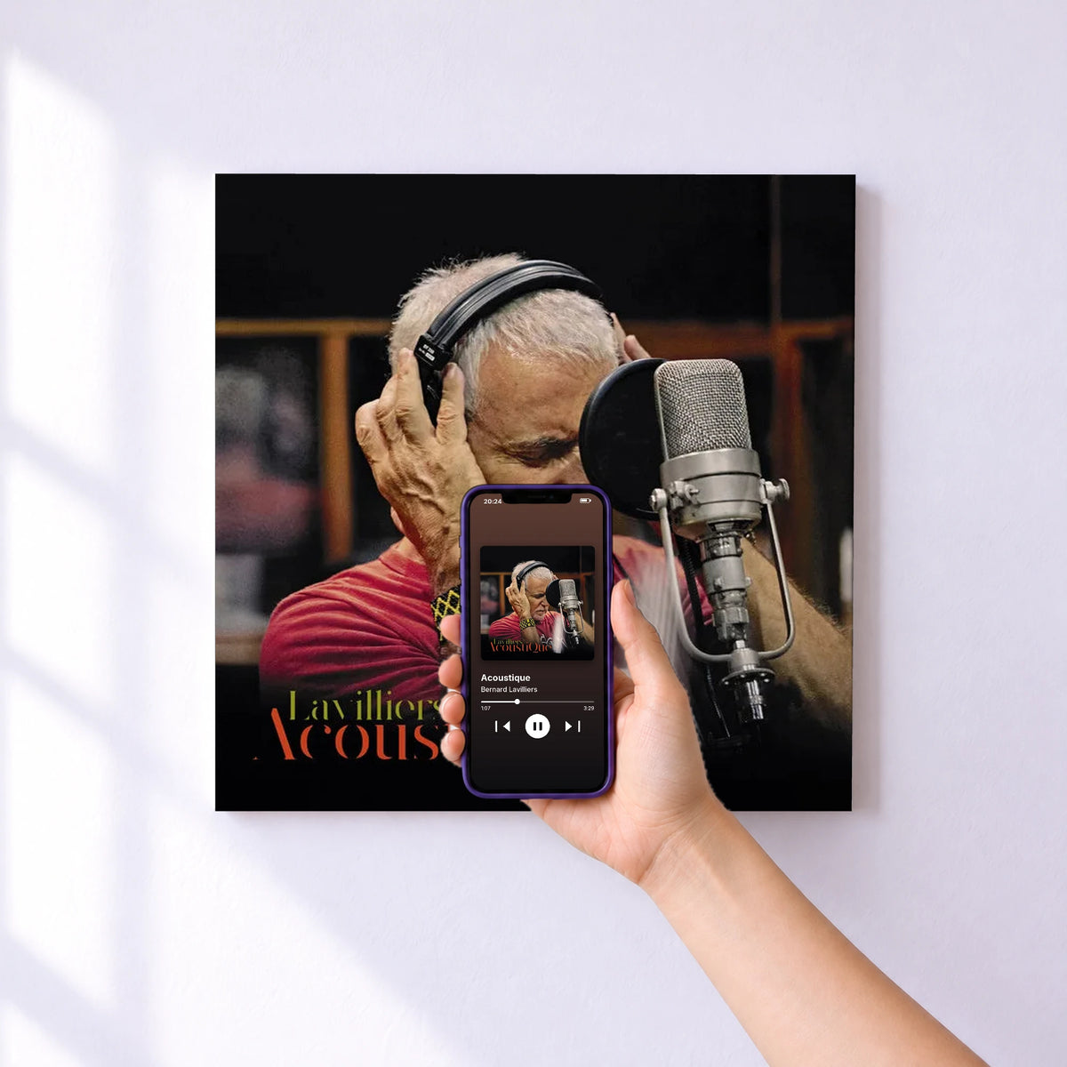 Affiche connectée Acoustique de Bernard Lavilliers au mur : l'album se lance en approchant le téléphone