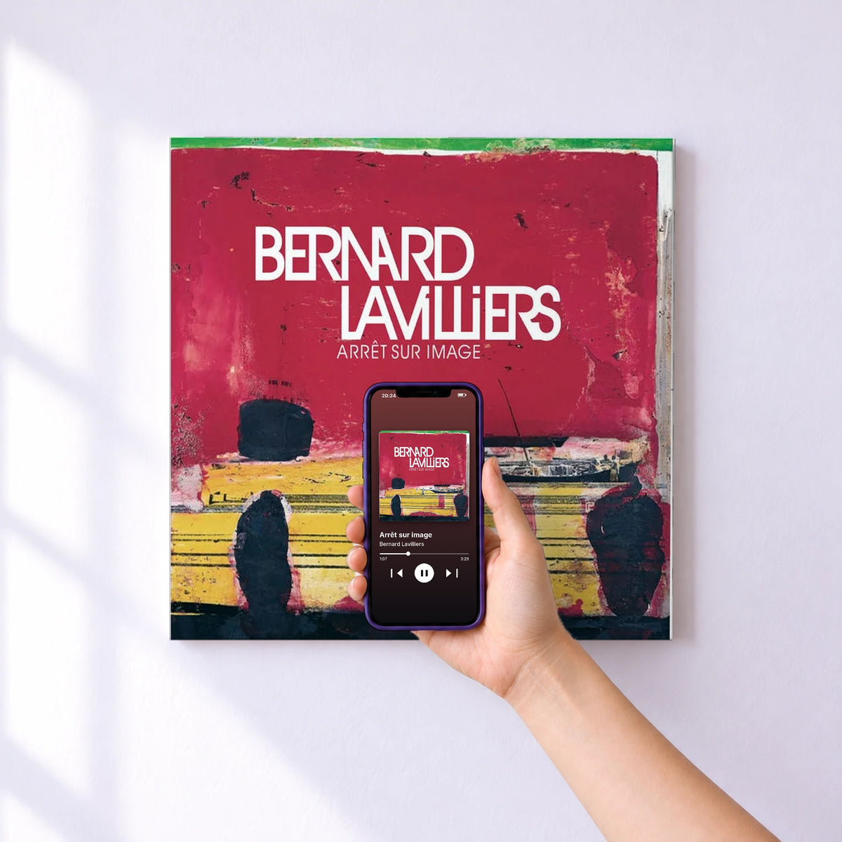 Affiche connectée Arrêt sur image de Bernard Lavilliers au mur : l'album se lance en approchant le téléphone