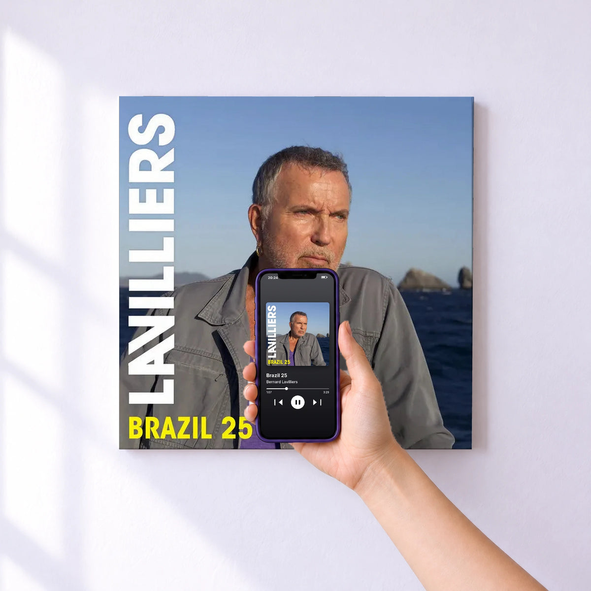 Affiche connectée Brazil 25 de Bernard Lavilliers au mur : l'album se lance en approchant le téléphone
