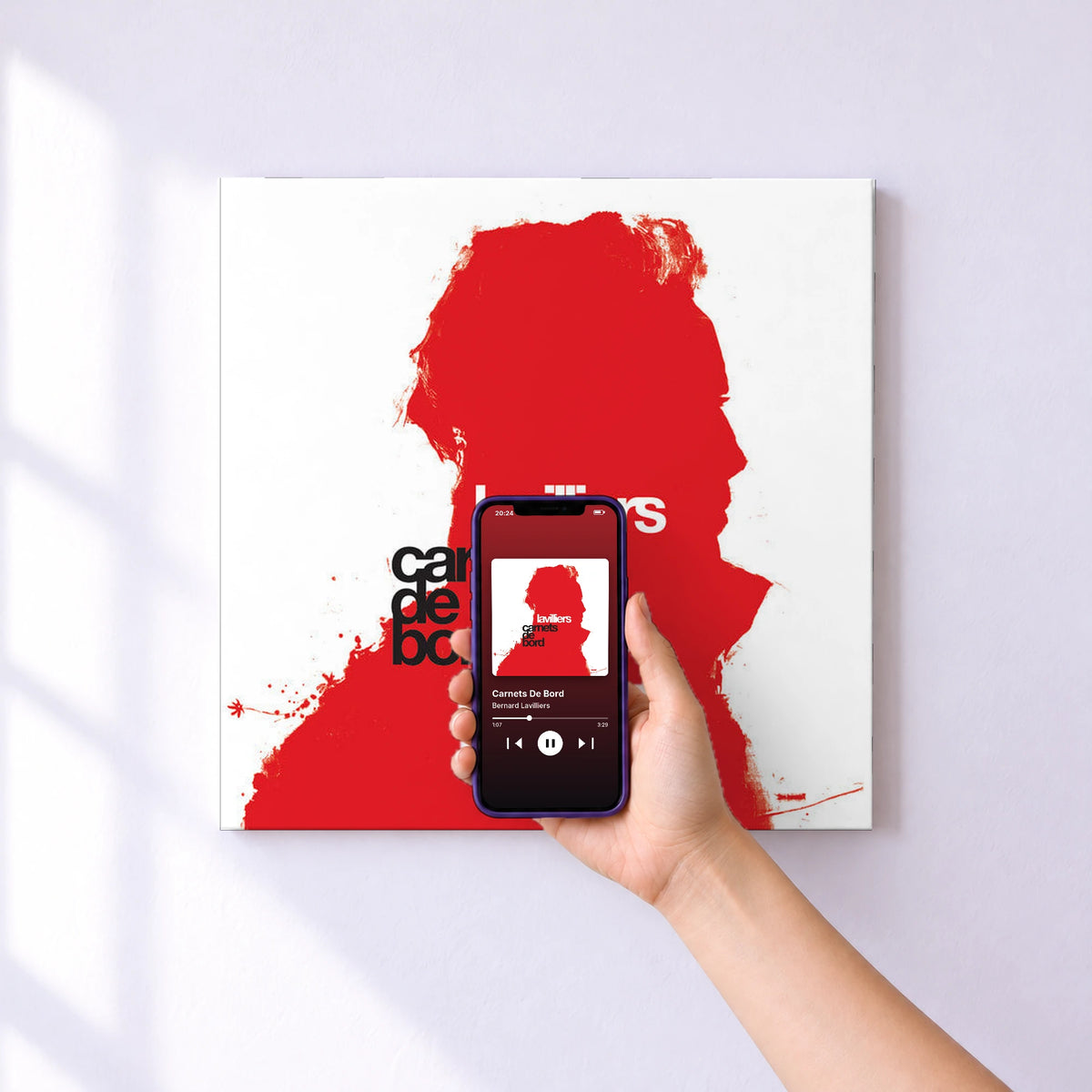 Affiche connectée Carnets De Bord de Bernard Lavilliers au mur : l'album se lance en approchant le téléphone
