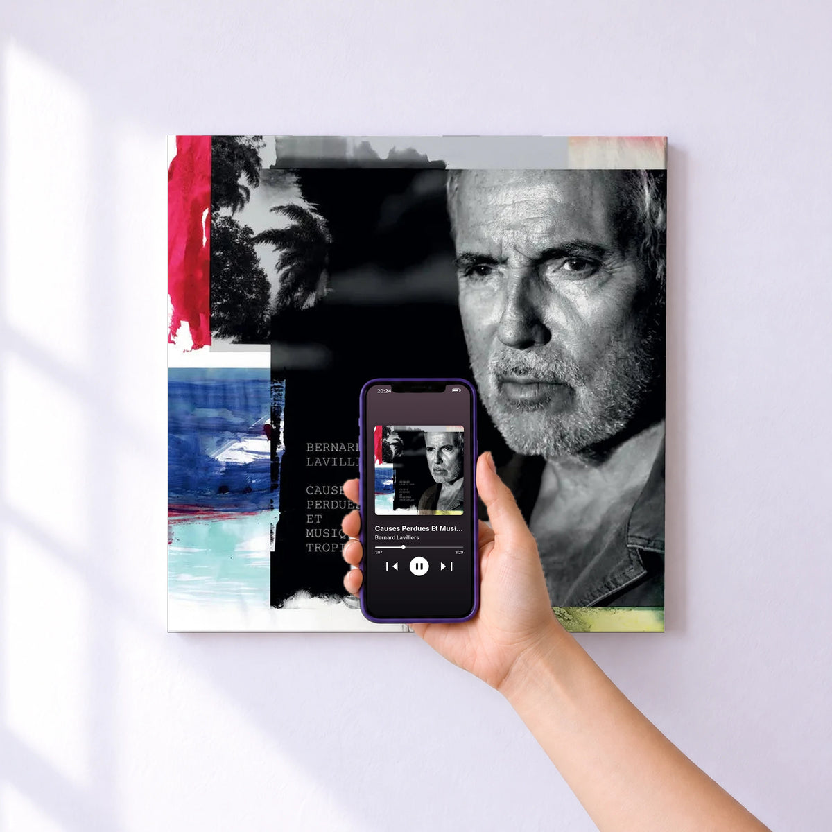 Affiche connectée Causes Perdues Et Musiques Tropicales de Bernard Lavilliers au mur : l'album se lance en approchant le téléphone
