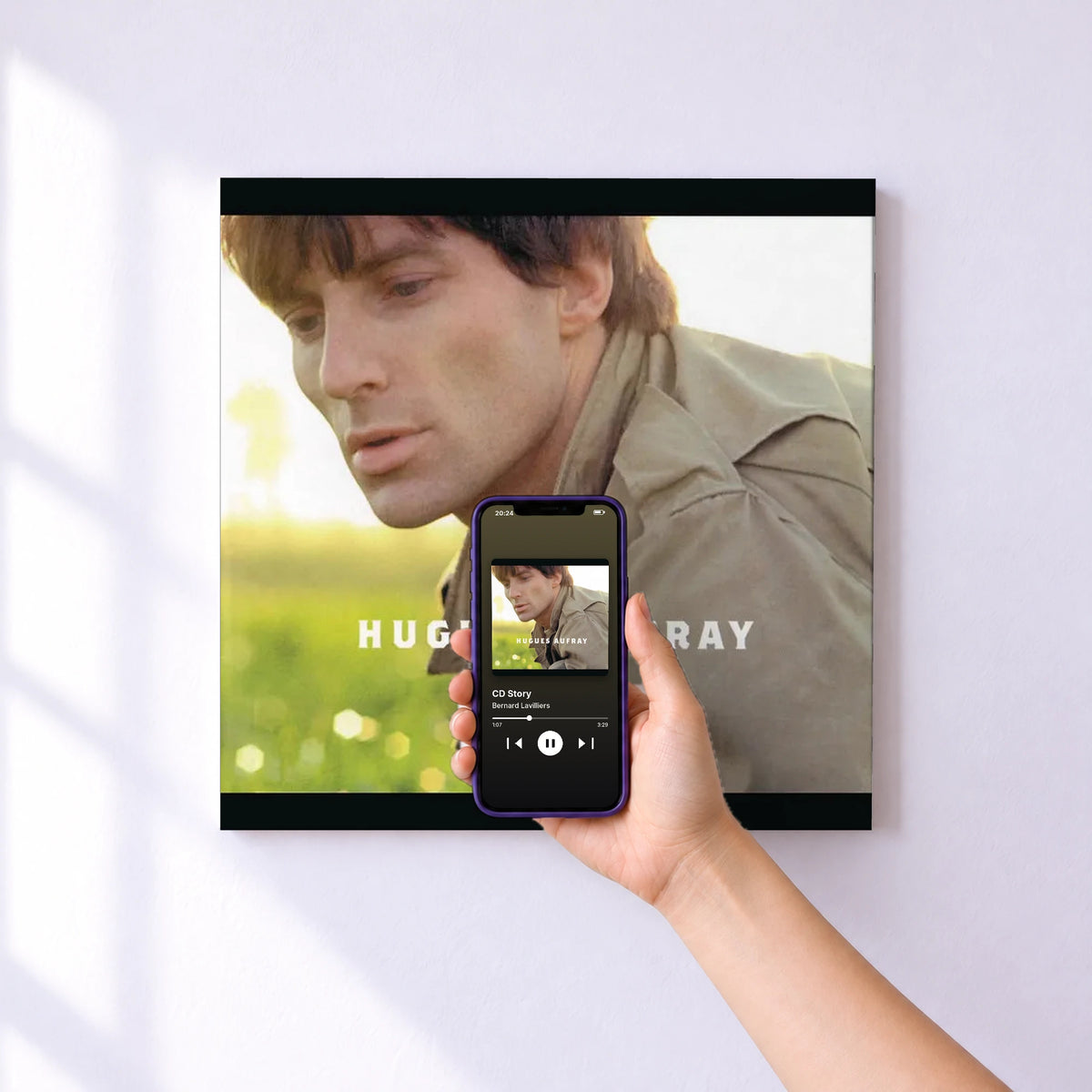 Affiche connectée CD Story de Bernard Lavilliers au mur : l'album se lance en approchant le téléphone