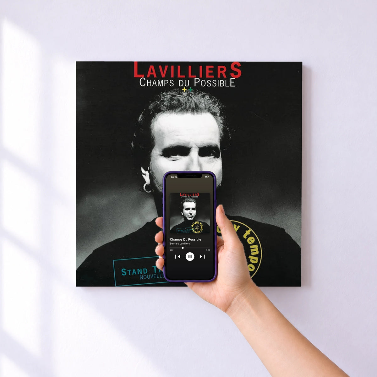 Affiche connectée Champs Du Possible de Bernard Lavilliers au mur : l'album se lance en approchant le téléphone