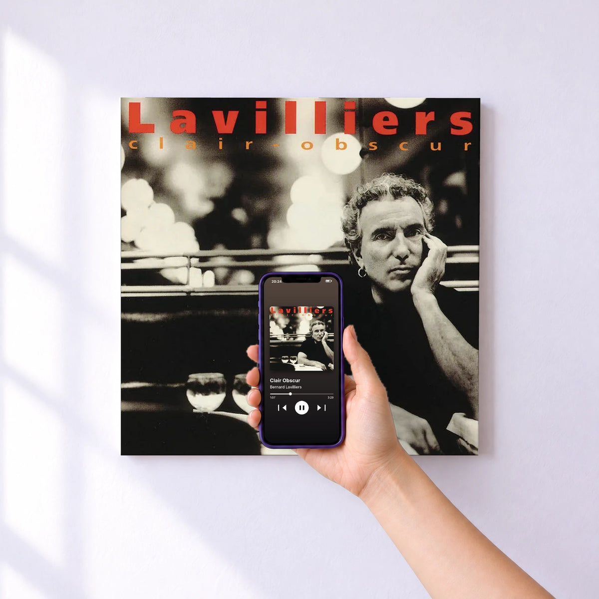 Affiche connectée Clair Obscur de Bernard Lavilliers au mur : l'album se lance en approchant le téléphone