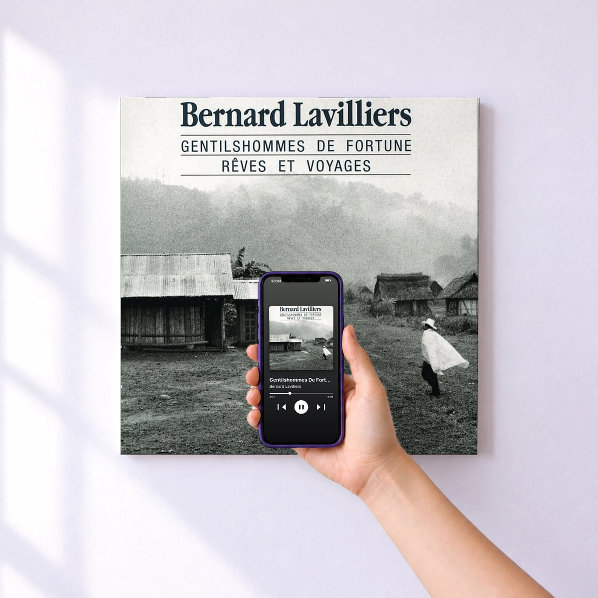 Affiche connectée Gentilshommes De Fortune de Bernard Lavilliers au mur : l'album se lance en approchant le téléphone