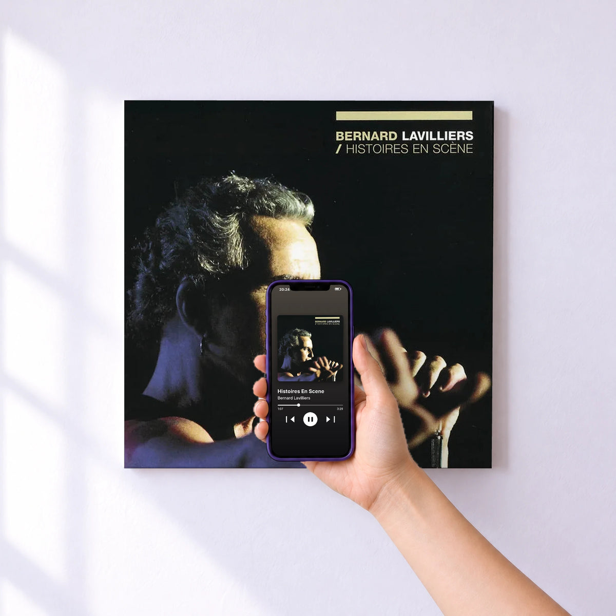 Affiche connectée Histoires En Scene de Bernard Lavilliers au mur : l'album se lance en approchant le téléphone
