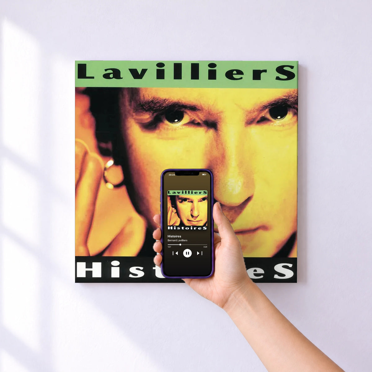 Affiche connectée Histoires de Bernard Lavilliers au mur : l'album se lance en approchant le téléphone