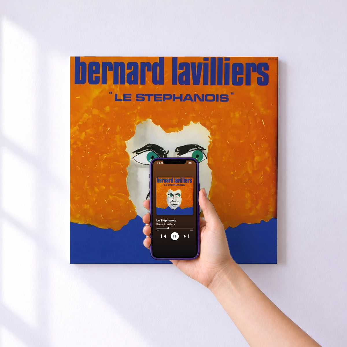 Affiche connectée Le Stéphanois de Bernard Lavilliers au mur : l'album se lance en approchant le téléphone