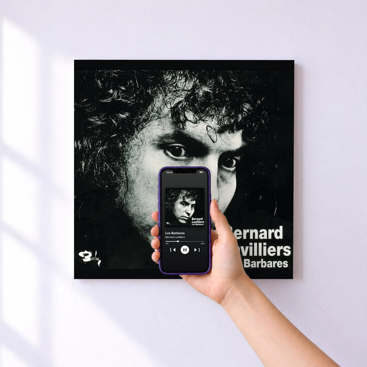 Affiche connectée Les Barbares de Bernard Lavilliers au mur : l'album se lance en approchant le téléphone