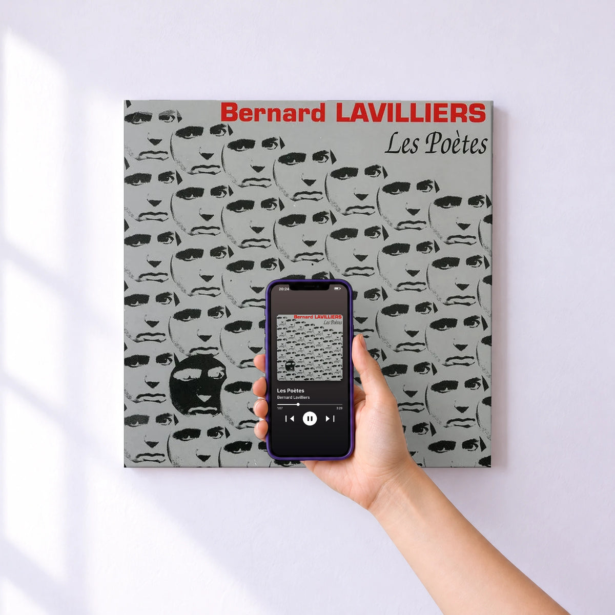 Affiche connectée Les Poètes de Bernard Lavilliers au mur : l'album se lance en approchant le téléphone