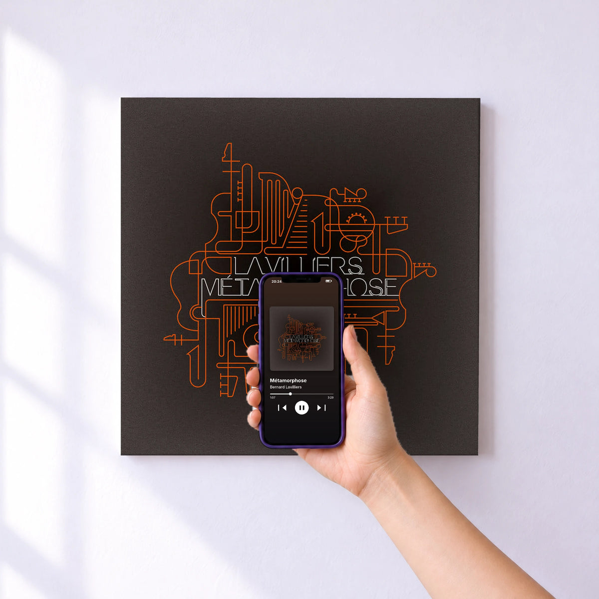 Affiche connectée Métamorphose de Bernard Lavilliers au mur : l'album se lance en approchant le téléphone